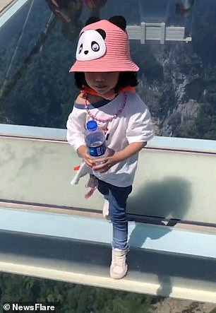 Sau bước đi đầu tiên, cô bé thích thú đi tiếp trên cây cầu kính