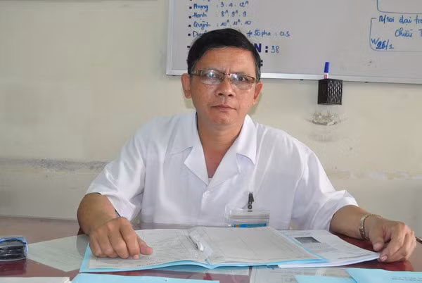  Bác sĩ Thạch Khuôn - Trưởng Khoa nội 1, Bệnh viện Đa khoa tỉnh Sóc Trăng trao đổi về các trường hợp ngộ độc so biển. 