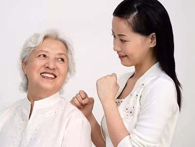 Chỉ cần cuối tuần nó bớt thời gian về đây chuyện trò và bầu bạn với hai vợ chồng tôi. Ảnh minh họa.