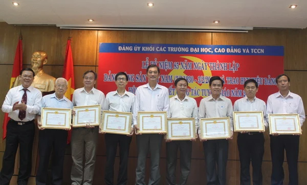 Đảng bộ các trường ĐH hoàn thành tốt công tác Tuyên giáo năm 2014 nhận Giấy khen