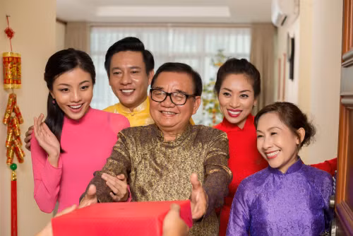 Quà xuân mang đến niềm vui và sự may mắn. Ảnh minh họa: Shutterstock.