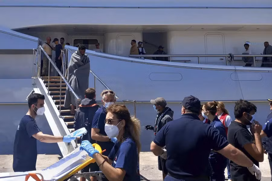 6 tàu bảo vệ bờ biển, một tàu khu trục hải quân, một máy bay vận tải quân sự, một máy bay trực thăng của lực lượng không quân, một số tàu tư nhân và một UAV lái của cơ quan bảo vệ biên giới Liên minh châu Âu, Frontex, đã tham gia vào cuộc tìm kiếm đang diễn ra.