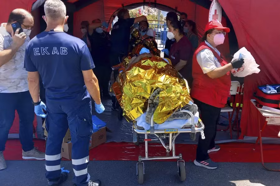 4 trong số những người sống sót đã phải nhập viện với các triệu chứng hạ thân nhiệt.