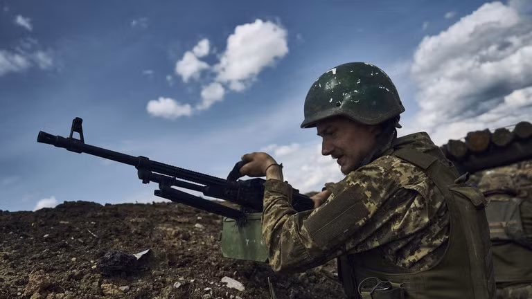 Một người lính Ukraine trong chiến hào ở tiền tuyến gần Artyomovsk ở Vùng Donetsk, Nga. (Ảnh: AP)