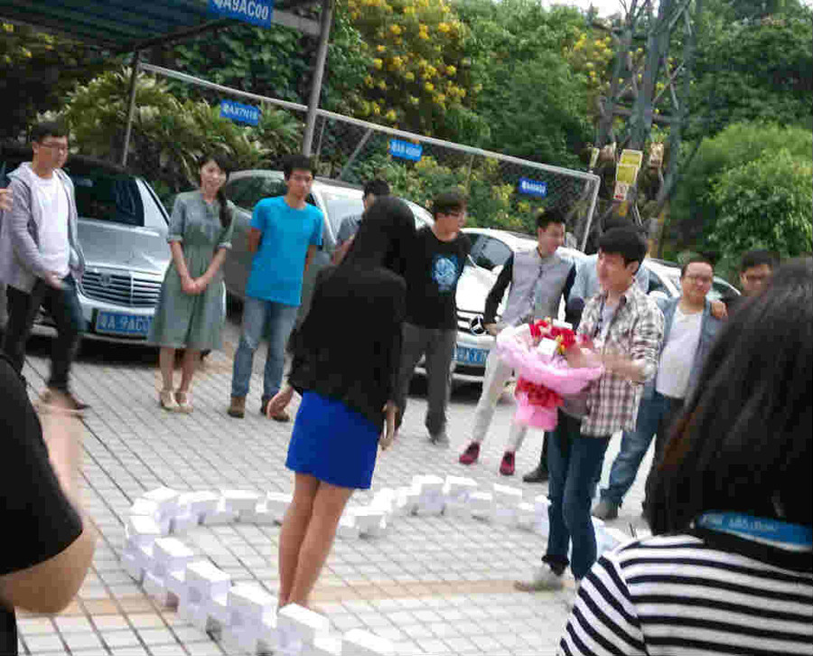 Được cầu hôn bằng 99 chiếc Iphone 6 nhưng cô gái vẫn chưa nhận lời của chàng lập trình viên. Được cầu hôn bằng 99 chiếc Iphone 6 nhưng cô gái vẫn chưa nhận lời của chàng lập trình viên.