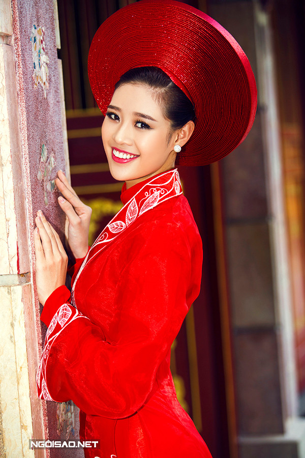 Khánh Vân lộng lẫy diện áo dài cưới hoàng hậu ảnh 5 Khánh Vân lộng lẫy diện áo dài cưới hoàng hậu ảnh 5