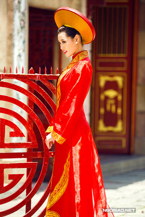 Khánh Vân lộng lẫy diện áo dài cưới hoàng hậu ảnh 9 Khánh Vân lộng lẫy diện áo dài cưới hoàng hậu ảnh 9