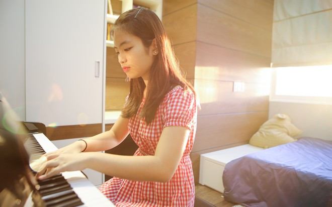 Duy Mạnh chia sẻ, Thu Cầm bộc lộ năng khiếu piano từ nhỏ. Có thời điểm, nam ca sĩ phải hủy show diễn để ở nhà hướng dẫn con gái trước kỳ thi vào Nhạc viện. Con gái xinh xắn của ca sĩ Duy Mạnh