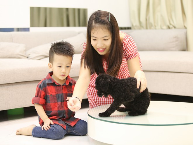 Khi Thu Cầm khoảng 12 tuổi, vợ chồng Duy Mạnh mới sinh con trai thứ hai. Anh hạnh phúc vì gia đình có "đủ nếp đủ tẻ". Con gái xinh xắn của ca sĩ Duy Mạnh