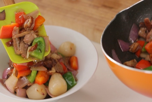 Vịt quay xào ớt chuông ngon cơm ảnh 8 Vịt quay xào ớt chuông ngon cơm - 9