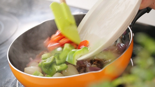 Vịt quay xào ớt chuông ngon cơm ảnh 7 Vịt quay xào ớt chuông ngon cơm - 8