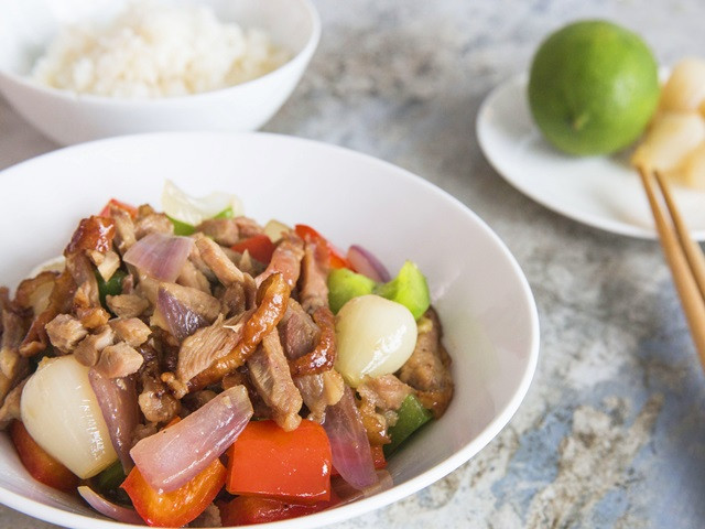 Vịt quay xào ớt chuông ngon cơm ảnh 9 Vịt quay xào ớt chuông ngon cơm - 10