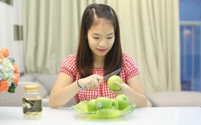 Em thay mẹ lo lắng công việc nội trợ trong nhà. Cắm hoa cũng là sở thích khác của nữ sinh nhạc viện. Vợ chồng Duy Mạnh muốn hướng con gái trở thành cô giáo piano. Anh không muốn con tham gia showbiz vốn nhiều thị phi. Con gái xinh xắn của ca sĩ Duy Mạnh