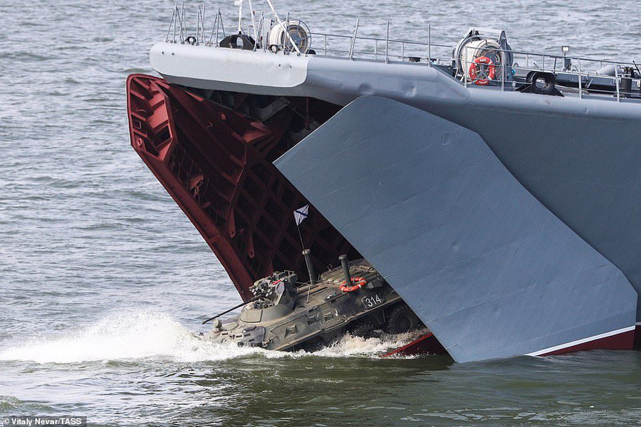 Xe bọc thép di chuyển từ tàu đổ bộ Korolyov trong lễ duyệt binh