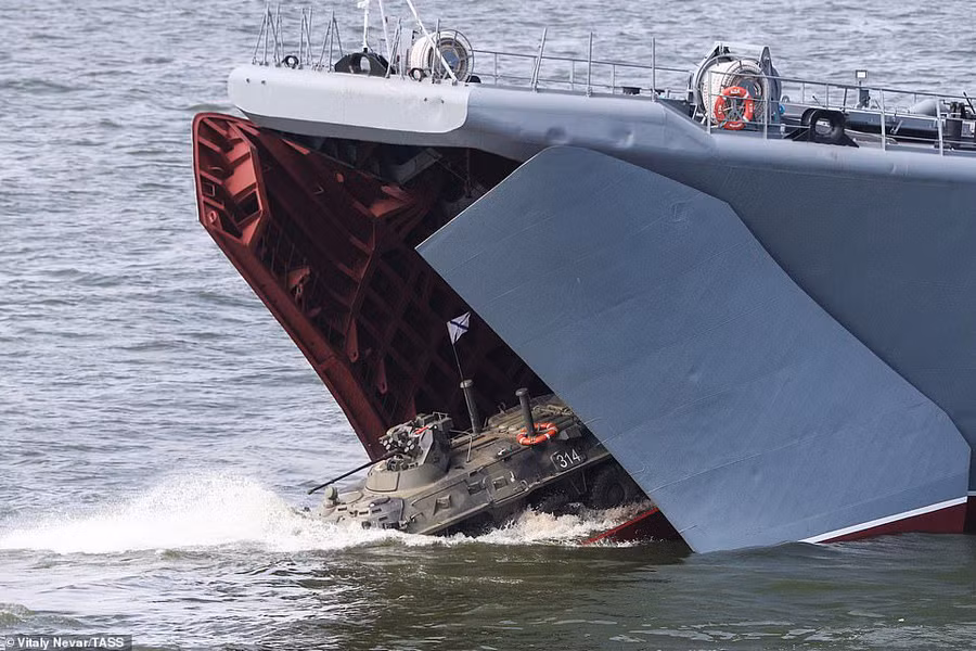 Xe bọc thép di chuyển từ tàu đổ bộ Korolyov trong lễ duyệt binh