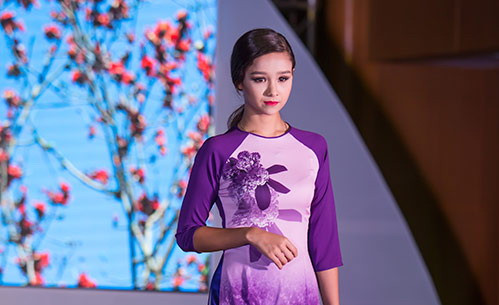 Mẫu lai Việt- Đức 13 tuổi phổng phao trong tà áo dài