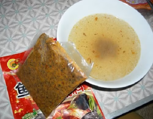 Gói gia vị Cần Sủi mà PV mua được tại một cửa hàng trên phố Hàng Buồm, Hà Nội.