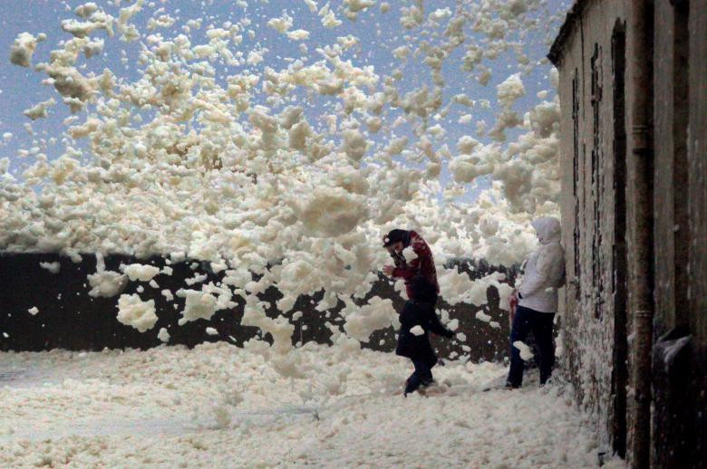 Một gia đình bị bọt biển bắn vào người sau cơn bão Eleanor tấn công Saint-Guenole ở phía nam nước Pháp