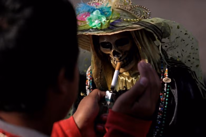 Người biểu tình tặng hoa cho cảnh sát ở Bolivia