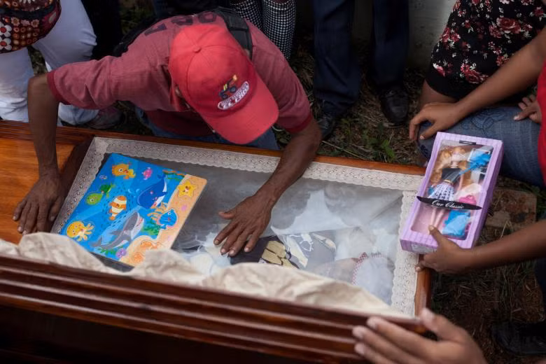 Ông Alexander Conopoy thương tiếc con gái 18 tuổi đang mang bầu của mình qua đời tại Venezuela