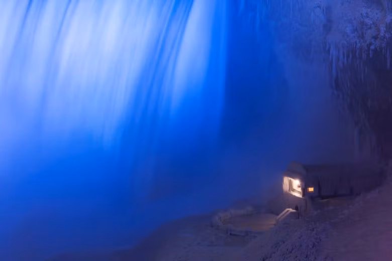 Một tòa nhà bị băng bao phủ bên cạnh thác nước Horseshoe ở Niagara, Canada