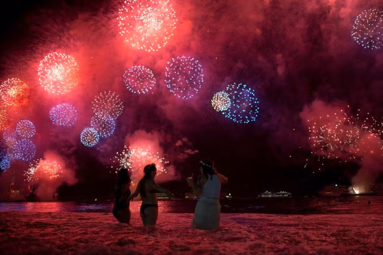 Mọi người ngắm pháo hoa trên bãi biển Copacabana trong dịp giao thừa ở Rio de Janeiro, Brazil