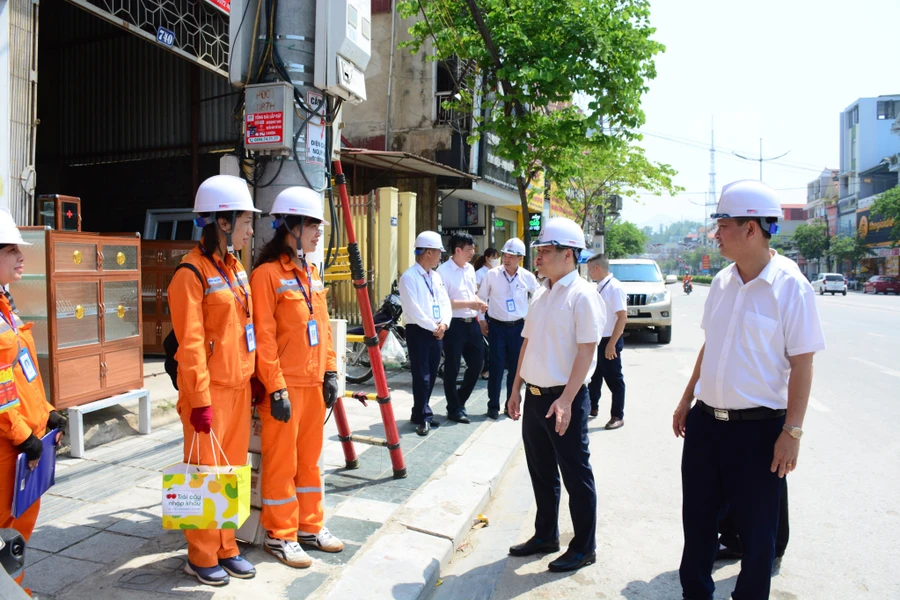 Đoàn công tác Tổng công ty Điện lực miền Bắc thăm hỏi, động viên cán bộ, công nhân viên Điện lực TP. Điện Biên Phủ đang làm việc tại hiện trường.