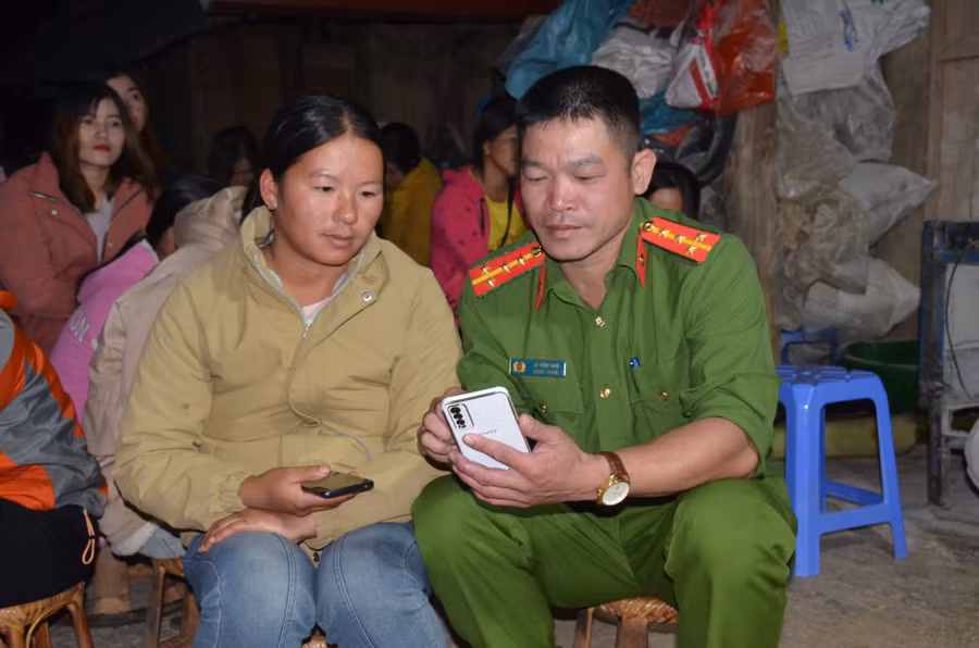 Công an xã Tỏa Tình, huyện Tuần Giáo tuyên truyền thông qua các hình ảnh về vụ việc mua bán người thực tế.