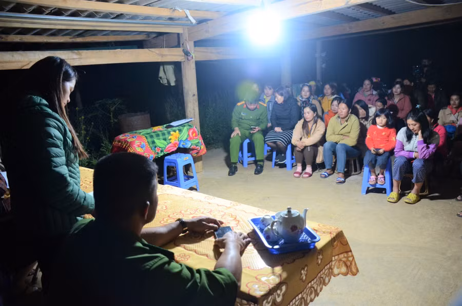 Tuyên truyền phòng chống mua bán người tại bản Hua Sa A, xã Tỏa Tình, huyện Tuần Giáo.