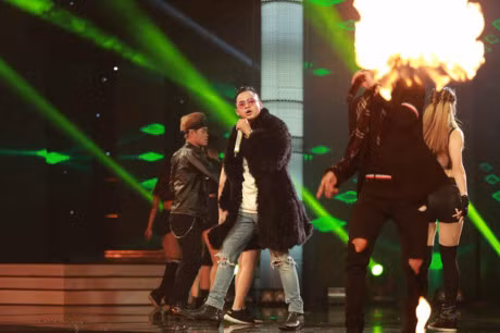 Hoan doi: La Thanh bat chuoc Son Tung mac ao long giua troi nong - Anh 3