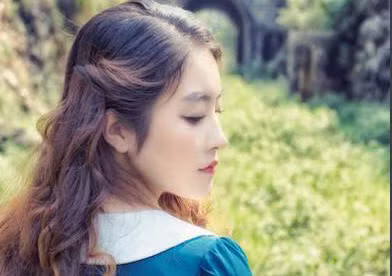 Nu lanh dao cuc xinh lam mau anh quang ba du lich que nha - Anh 1