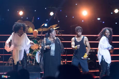 Khan gia Ha Noi nhun nhay khi Boney M bieu dien - Anh 8