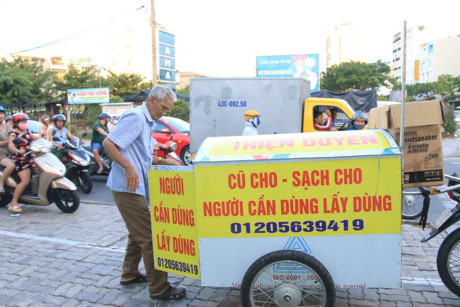 Ông cụ 77 tuổi rong ruổi khắp đường phố xin quần áo cho người nghèo - Ảnh 2 Ong cu 77 tuoi rong ruoi khap duong pho xin quan ao cho nguoi ngheo - Anh 2