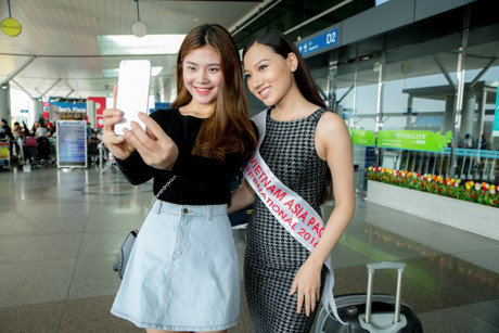 Chúng Huyền Thanh tiễn bạn thân đi thi Hoa hậu châu Á Thái Bình Dương - Ảnh 1 Chung Huyen Thanh tien ban than di thi Hoa hau chau A Thai Binh Duong - Anh 1