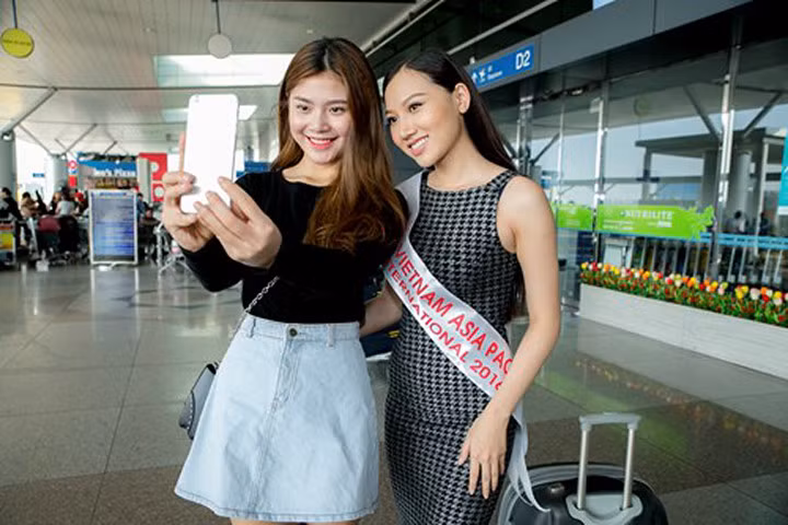 Chúng Huyền Thanh tiễn bạn thân đi thi Hoa hậu châu Á Thái Bình Dương