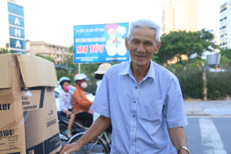Ông cụ 77 tuổi rong ruổi khắp đường phố xin quần áo cho người nghèo - Ảnh 4 Ong cu 77 tuoi rong ruoi khap duong pho xin quan ao cho nguoi ngheo - Anh 4
