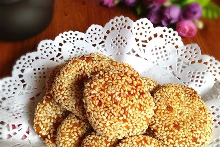 Tự làm bánh rán khoai lang bọc vừng chiên nóng hổi, thơm nức mũi