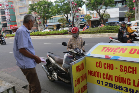 Ông cụ 77 tuổi rong ruổi khắp đường phố xin quần áo cho người nghèo - Ảnh 3 Ong cu 77 tuoi rong ruoi khap duong pho xin quan ao cho nguoi ngheo - Anh 3