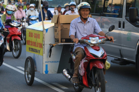 Ông cụ 77 tuổi rong ruổi khắp đường phố xin quần áo cho người nghèo - Ảnh 1 Ong cu 77 tuoi rong ruoi khap duong pho xin quan ao cho nguoi ngheo - Anh 1