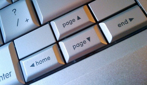 Phím Shift + Spacebar để thay thế chức năng nút Page Up nếu muốn cuộn lên một trang khi duyệt web.