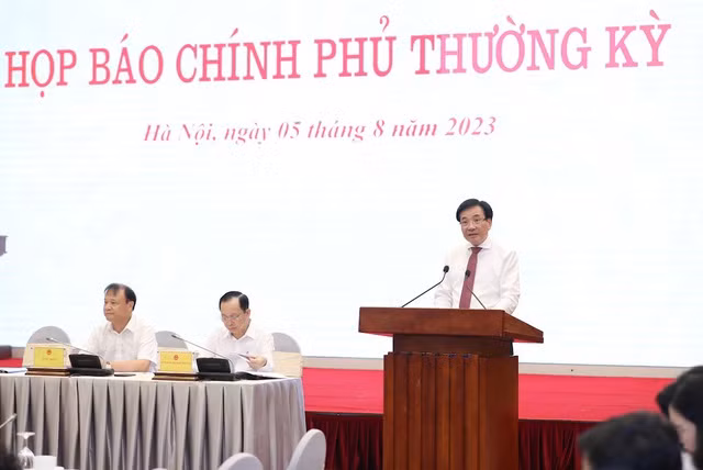 Bộ trưởng, Chủ nhiệm Văn phòng Chính phủ Trần Văn Sơn, Người phát ngôn của Chính phủ, cung cấp thông tin tới báo chí tại họp báo - Ảnh: VGP/Nhật Bắc.