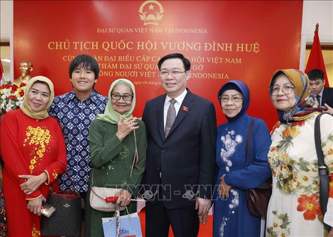Chủ tịch Quốc hội Vương Đình Huệ với cộng đồng người Việt Nam tại Indonesia. (Ảnh: Doãn Tấn/TTXVN) Chủ tịch Quốc hội Vương Đình Huệ với cộng đồng người Việt Nam tại Indonesia. (Ảnh: Doãn Tấn/TTXVN)