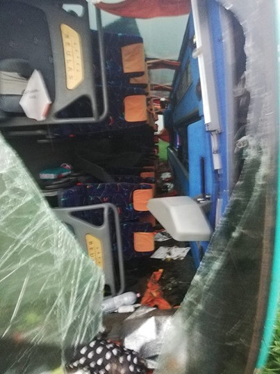 Chiếc xe buýt bị lật nhào