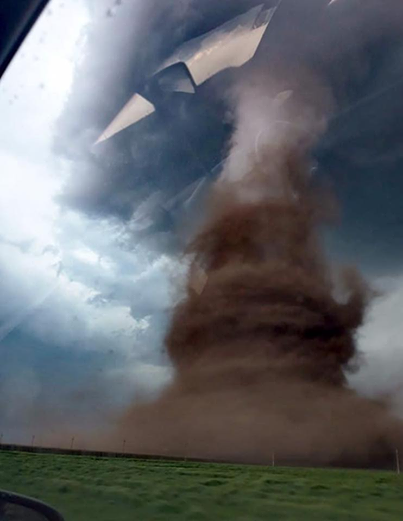 Một hành khách chụp ảnh cơn lốc qua cửa xe