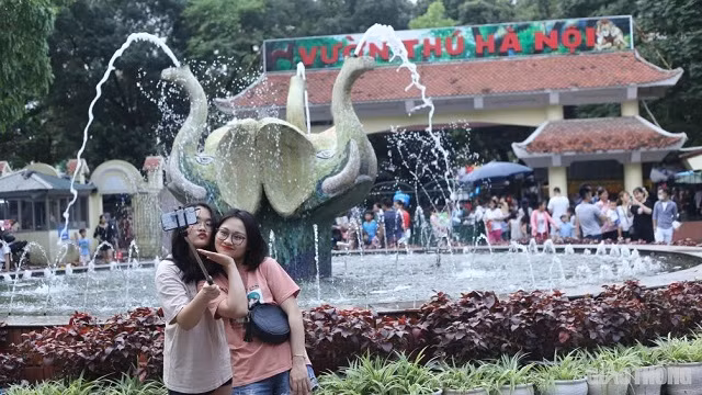 Không chỉ trẻ em, người lớn cũng thích thú ghi lại những kỷ niệm khi đến với công viên Thủ Lệ.
