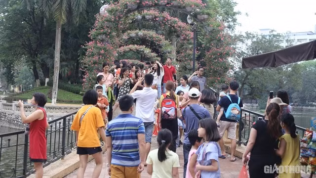 Sau trận mưa lớn trong đêm qua và sáng nay, thời tiết tại thủ đô Hà Nội khá mát mẻ với nhiệt độ chỉ vào khoảng 27độ C nên người dân đã đổ dồn về vườn thú Hà Nội tham quan khiến khắp ngả đường, lối đi đều chật kín.