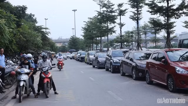Bãi để ô tô trước cổng công viên được xếp dài từ đầu đường Bưởi tới nút giao cầu vượt Đào Tấn.