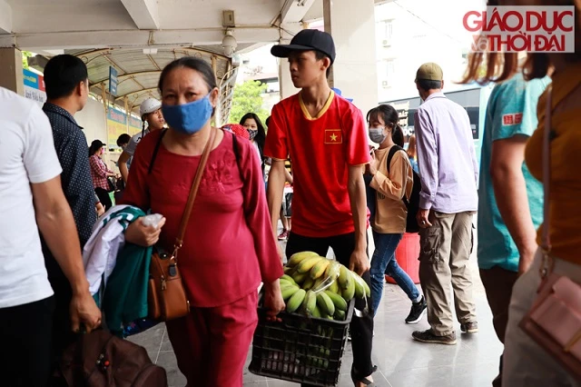 Ngày cuối kỳ nghỉ lễ: Lỉnh kỉnh mang cả “siêu thị” từ quê lên Hà Nội