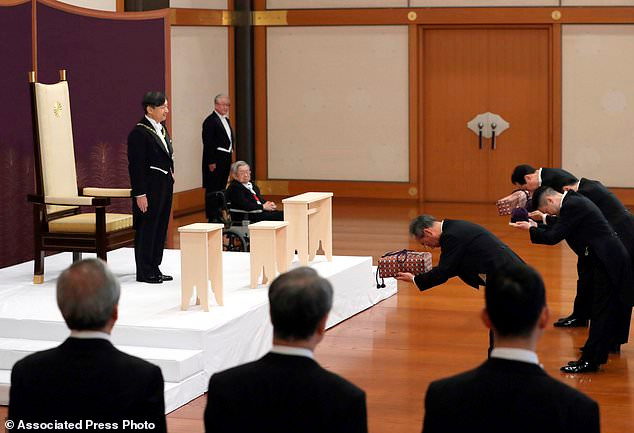 Tân Nhật hoàng nhận thanh kiếm và ngọc quý - bằng chứng của sự kế nhiệm.