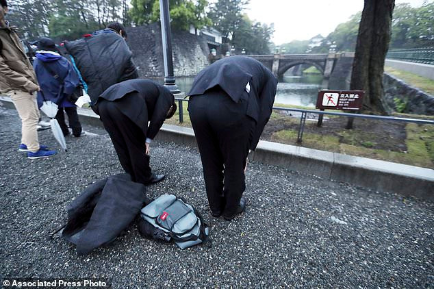 Người dân hướng về Cung điện Hoàng gia để cúi chào khi Nhật Bản có Nhật hoàng mới.